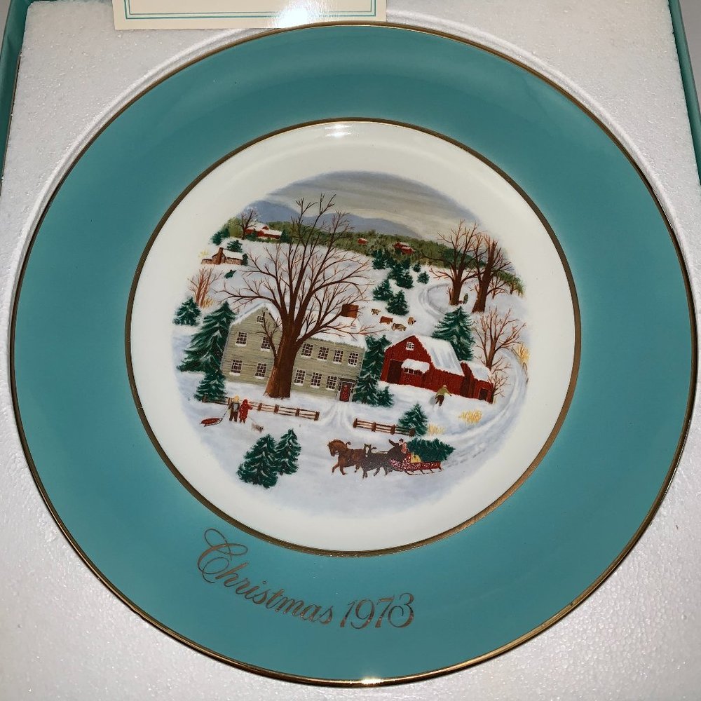 Vintage 1973 Avon "Christmas on the Farm" Plate